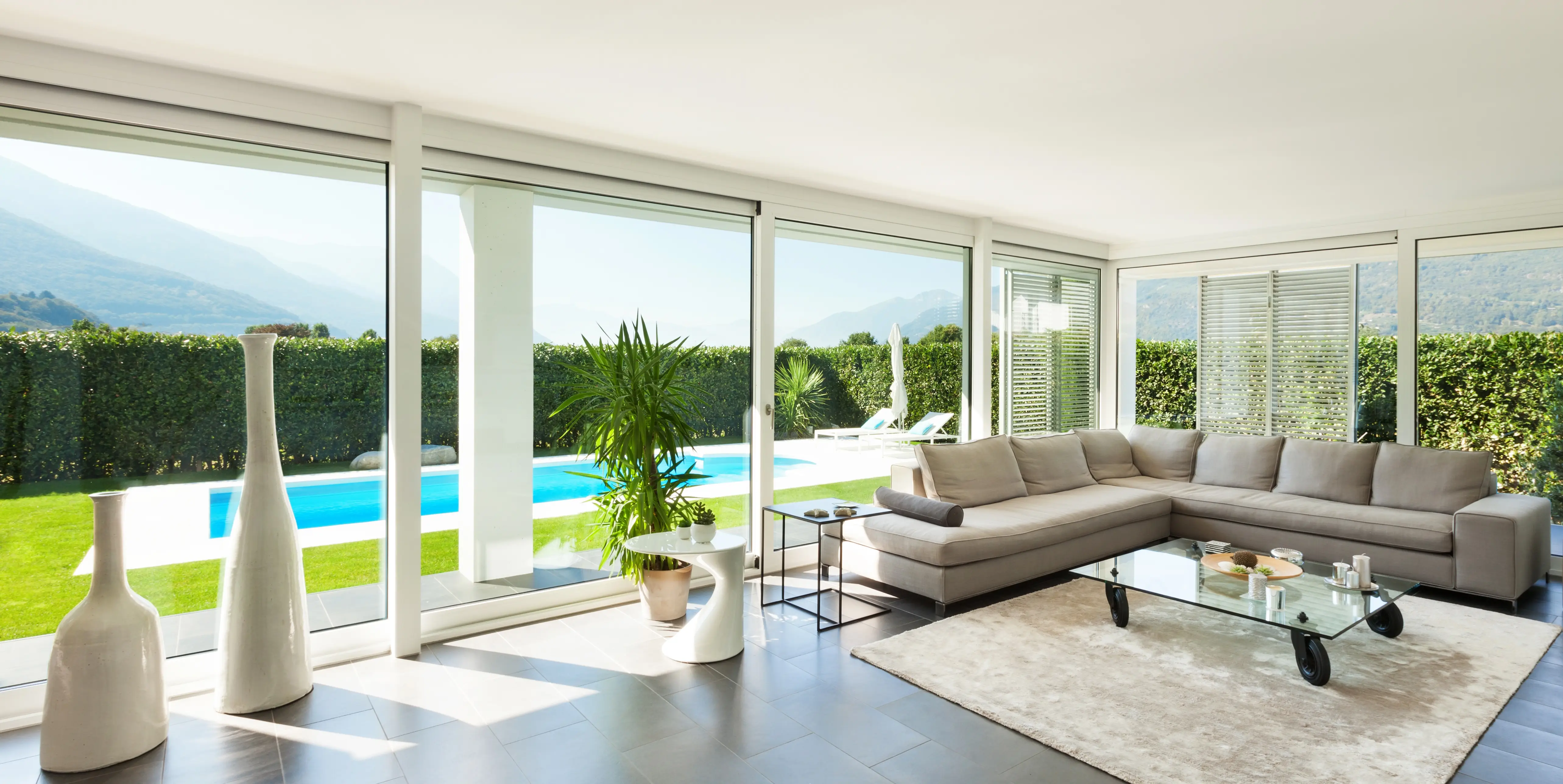 Moderne woning met aluminium ramen en deuren