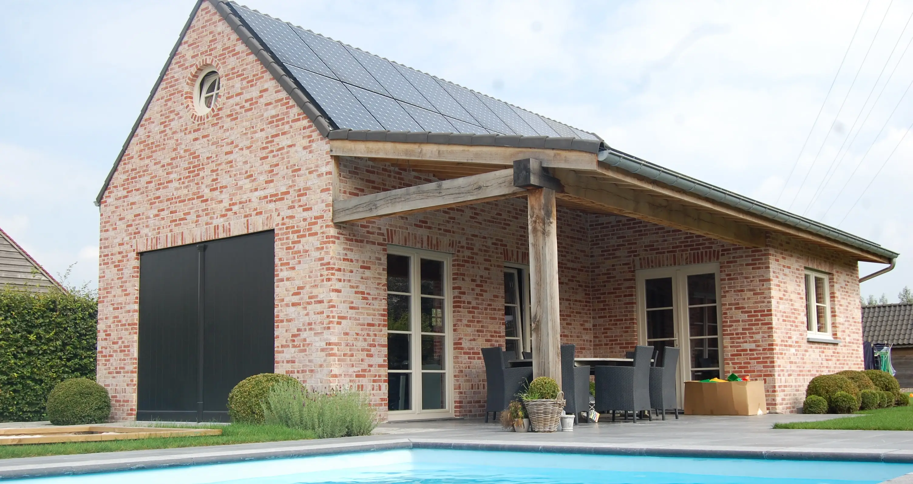 Bakstenen woning met houten balken en zonnepanelen