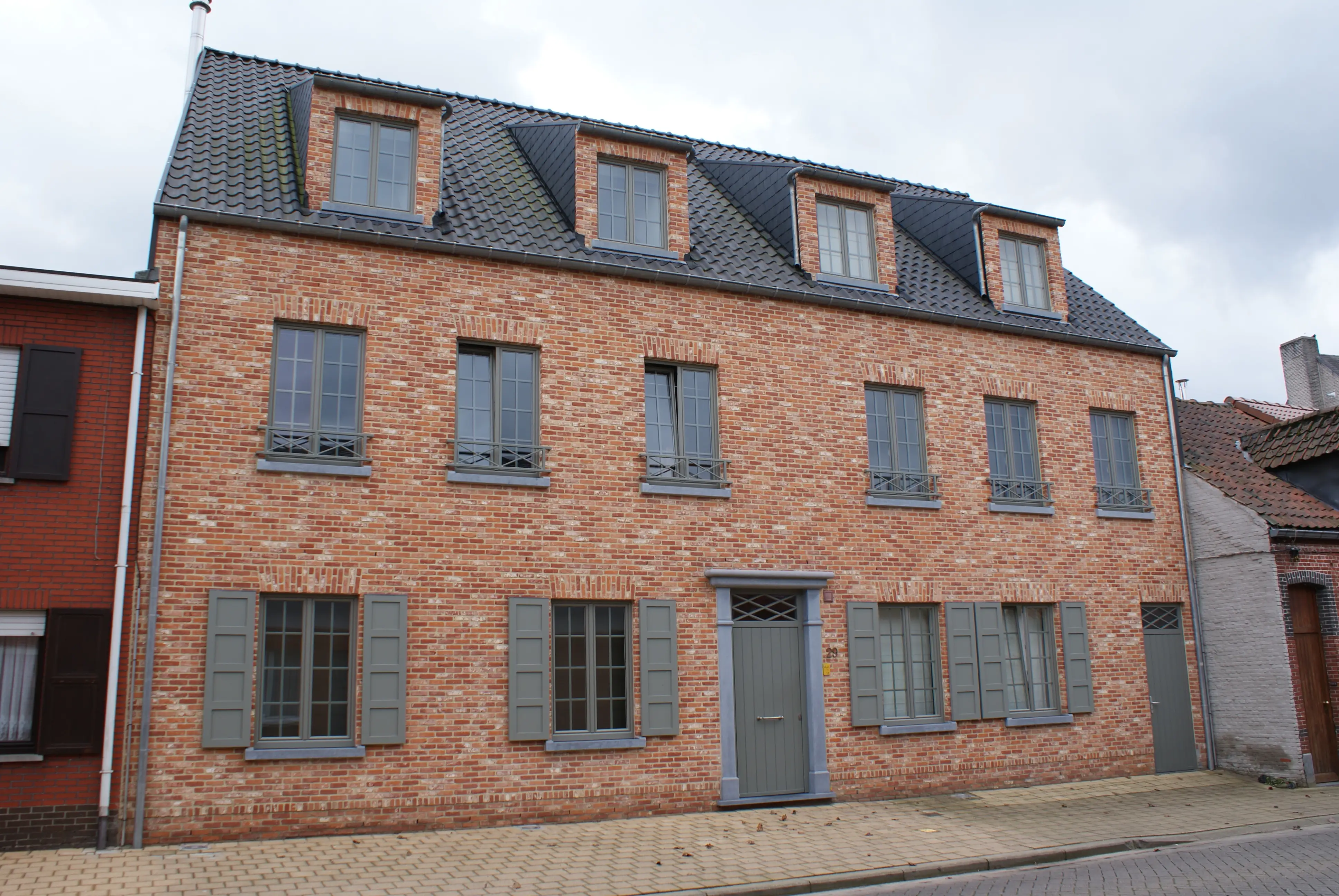 Woning met donker dak en ramen